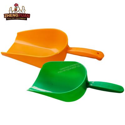 China Animal  feed shovel Piglet large plastic feed scoop plastic scoop shovel for pig chicken farm husbandry equipment feed shovel with handle for sale