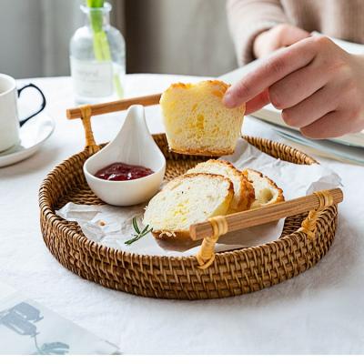 China Handmade Rattan Round Serving Tray, Hand & Woven Serving Basket with Handles for Breadfruit Vegetables (8.7