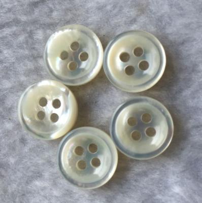 China Fashionable Viable 4 Holes Around 18L Natural Shell Buttons For Shirts Pearly White for sale