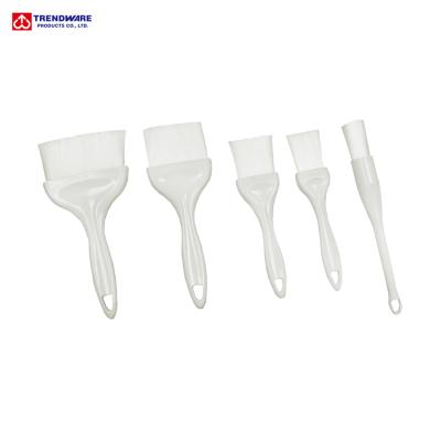 China Durable Heavy Duty Nylon Bristle Bakeware Pastry Brush With Plastic Handle for sale