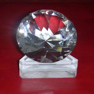 China Crystal Diamond Clear Shiny Crystal Diamond On Triangle Base Trophy Gift Paperweight for sale