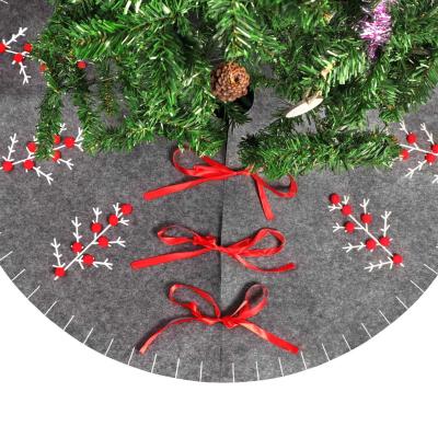 China Wholesale Christmas Decorations Ourwarm Christmas Decorations Gray Felt Christmas Tree Skirt With Red 3D Balls For Christmas Party for sale