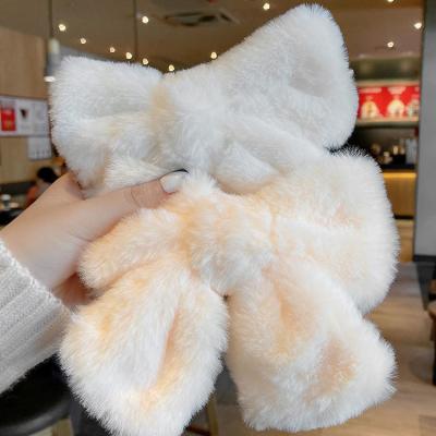 China 2021 design winter hair claw women hair accessories fur hairpin fashion soft Korean girls bow furry hair claw clips for sale