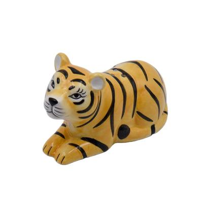 China Freshness Keeping Wholesale New Handcrafts Tiger Shape Ceramic Salt and Pepper Shaker Set for Hotel Restaurant for sale