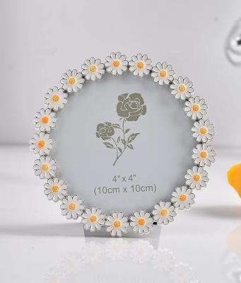 China Alloy Metal photo frame custom light luxury round flower photo frame white alloy 4 inch 6 inch 7 inch photo frame for sale