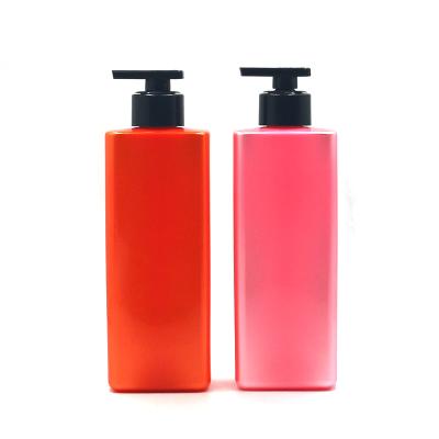 China Factory Sale 500ml PET Cosmetic Bottle Flat Pink Square Plastic Shampoo Wash Bottle Suppliers Manufacturer With Black Pump for sale