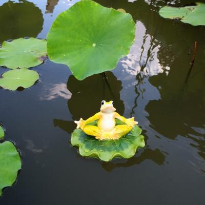 China The other cute figurines statue gift craft resin frog statue, frog figurines ornaments floating on the water for sale