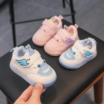 China Round Baby Shoes Spring Spring Cute Cartoon Non-slip Autumn Trend Sports Soft Bottom Mesh Breathable Walking Sneakers Wing for sale