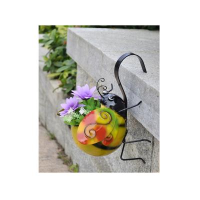 China Minimalist Outdoor Metal Bee Metal Garden Decoration Wall Hanger With Pot for sale