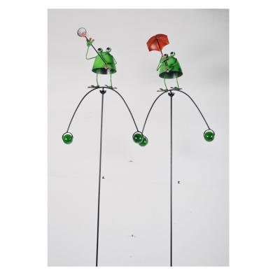 China Minimalist Cute Metal Colorful Garden Ornaments Frog Swinger Garden Stake Decoration for sale