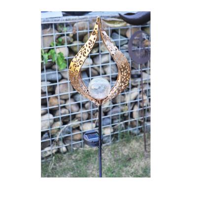 China Metal Garden Minimalist Outdoor Waterproof Stake for Garden Lawn Garden Decorative Ornaments with Solar Items for sale