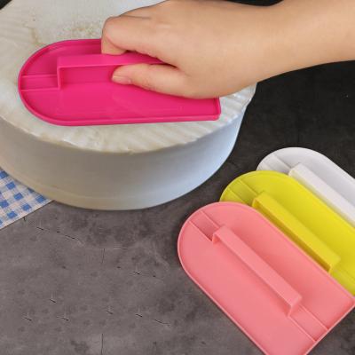 China Sustainable Accessories DIY Plastic Scraper Rotary Table Baking Tools Cake Cream Smoothing Tools for sale