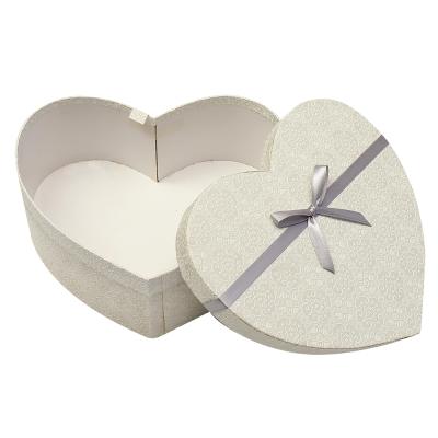 China Recyclable gift box factory holiday high-grade heart-shaped box bouquet gift box special paper set new for sale