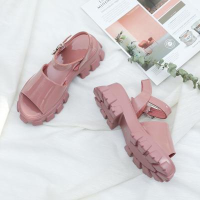 China 2022 Latest Design Ladies Style Fashion Trend 2022 New Summer Unique Outdoor Woman Sandals Fashion Hot Roll Flat Sandals Good Quality for sale