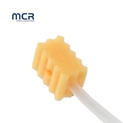 中国 Medical Sponge Suction Toothbrush For Oral Cavity Cleaning 販売のため