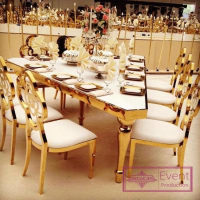 中国 DINING TABLE Gold Metal Triangle Shaped Frame MDF Dining Tables And Chairs For Wedding Tall 販売のため