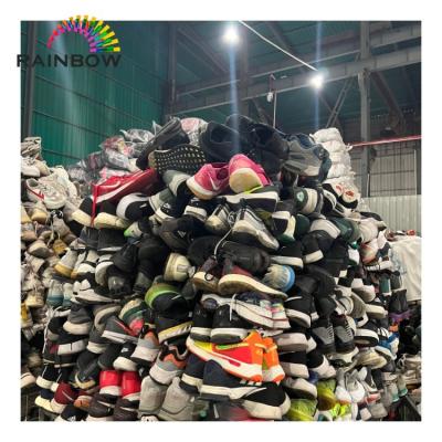 China Wholesale mix hongyang factory used shoes man second hand sneakers in balls men for sale