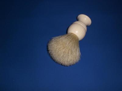 China Cerda de cerdo blanca de la brocha de afeitar #AAI122 de los hombres de nylon del pelo de la manija de la resina en venta