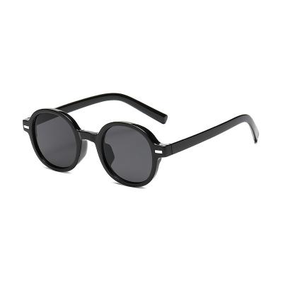 China Around 2022 New Fashion Gradient Oversized Sunglasses For Women Vintage Alloy Chain Frame Rivet Square Sun Glass Female Stylish Shades for sale