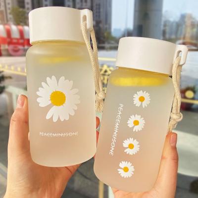 China Small Daisy Transparent Plastic Water Bottles BPA Free Viable Creative Frosted Water Bottle 480ml With Rope Travel Portable Tea Cup for sale