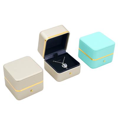 中国 Custom Morden Small Romantic Soft PU Jewelry Leather Packaging Boxes Luxury Engagement Necklace Box 販売のため