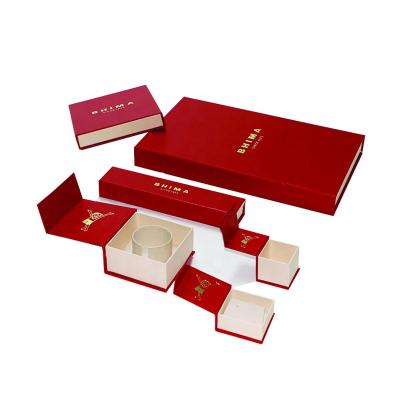 China Handmade Custom Luxury Cardboard Satin Gift Packaging Set Magnetic Jewelry Box Paper With Logo Te koop