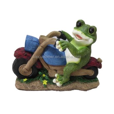 China Europe garden ornament garden polyresin figures solar light frogs led solar for sale