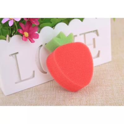 China Sustainable Wholesale Cute Fruit Strawberry Shaped Bath Brushes Sponges Scrubbers Bathing Tools for sale