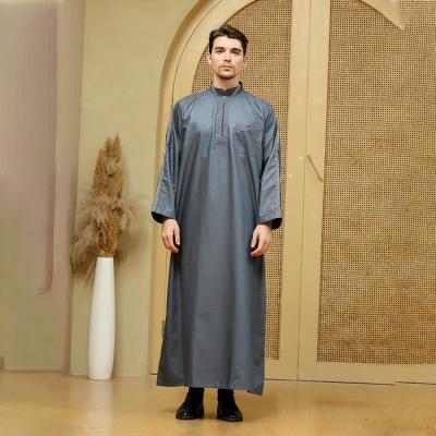 China kuwii 9004 2021 new design simple muslim embroidered islamic thobe 52\54\56\58\60 al aseel clothing abaya men daffah mens robe mens thobe for sale