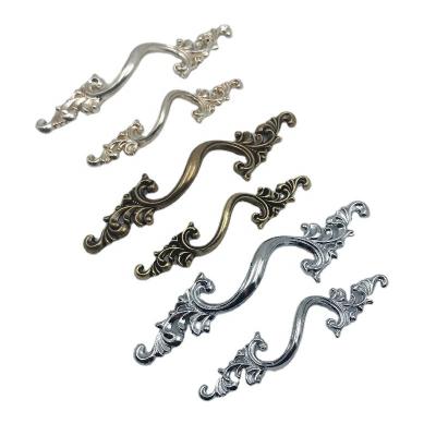 China Hot European French Zinc Antique Silver Handle Furniture Old Style S Type Cupboard Handles Sideboard Hardware for sale