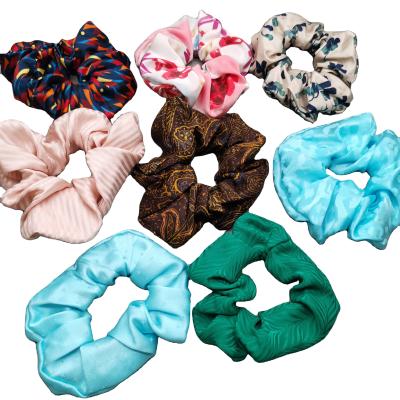 China Factory Sweet Custom Wholesales 6 Cm In Diameter Mulberry Silk Hair Scrunchies Women for sale