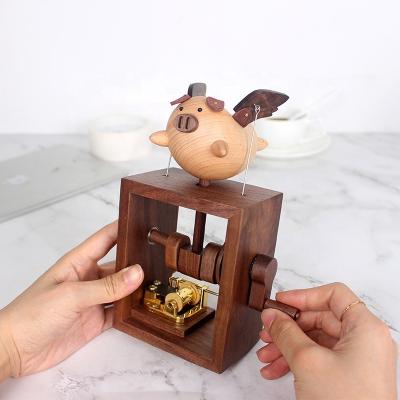 China Lovely Designs Christmas Gift Hand Crank Music Box Toy Gift for Little Pig Wooden Music Box with Hand Crank Operated Animal Ornamentt for sale