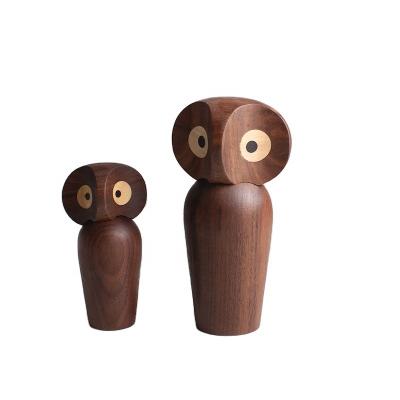 China Hot Sale Europe Wood Carving Walnut Owl Crafts For Home Decoration for sale