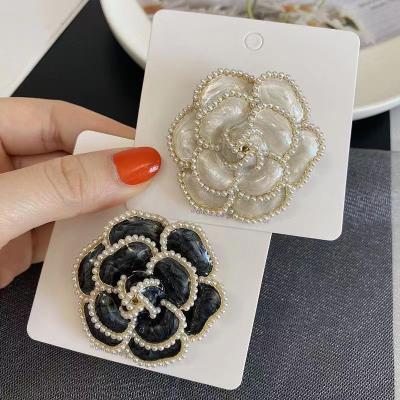 China Fashion Pearl Flower Cc Luxury Link Casual Pieces Clip Brooches For Women Clothing Number 5 Brooch Gift For Girlfriend Accessories For Jewelry for sale