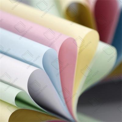 China Papel de impressão sem carbono NCR durável Rolos Folhas coloridas para formulários de várias partes Faturas Recibos e documentos comerciais à venda