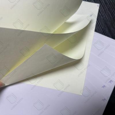 中国 Uncoated  Offset Paper Printing Creamy Offset Paper Cream  Color For  Textbook 販売のため