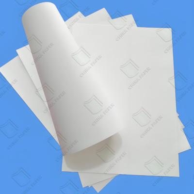 China Blad / rol MG Wit gebleekt kraftpapier voor cadeaubonverpakking MG papier Te koop