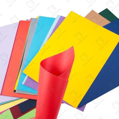 China 70g/75g/80g Papel de color 100% de pulpa de madera para la fabricación de impresión y artículos de arte Envasado de regalos en venta