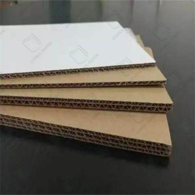 China Einflächige Wellpappenrolle 400 mm*10 m Kraft 1200 mm*10 m Verpackung Bewegungsgüter Wellpappenrolle zu verkaufen