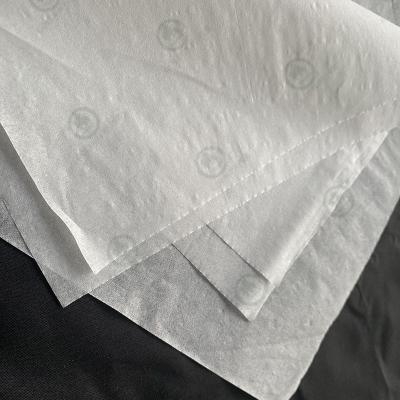 China Custom tissue papier voor badkamer 100% maagdelijk hout pulp zacht en veilig voor gevoelige huid verschillende maten Te koop