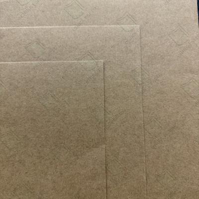 Chine 150 g, 190 g et 195 g de papier kraft pour différents types de sacs en papier, disponibles en rouleaux ou en feuilles, avec une résistance élevée au pliage. à vendre