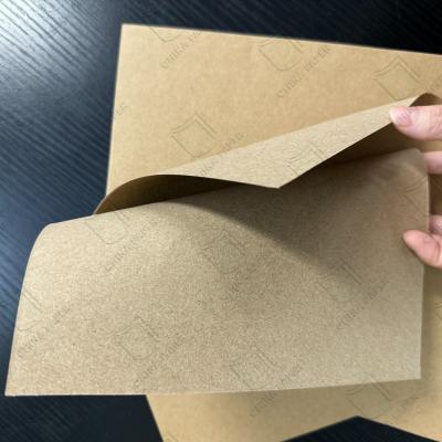 Chine 300 g et 440 g de carton de papier kraft à haute rigidité utilisé pour les boîtes cadeaux à vendre