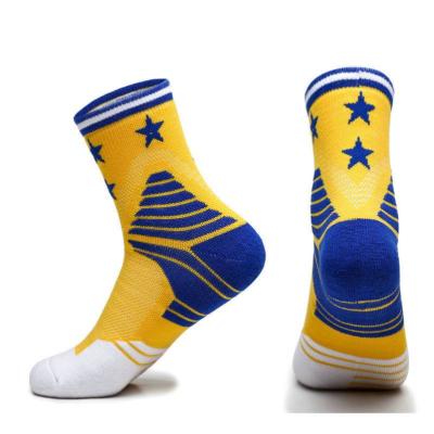 China Breathable In Running Sports Men Basketball Running Anti Slip Logo Grip Socks Football Soccer Custom Sporty Knocks For Men for sale