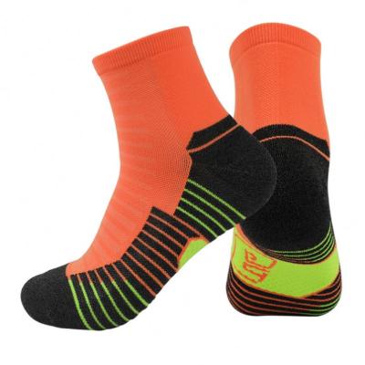 China Custom Breathable Mens Cotton Outdoor Knitted Sports Basketball Sock White Plain Athletic Socks for sale