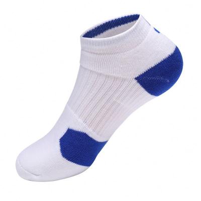 China Hot Selling Breathable Fashion Non-slip Sporty Terry Thermal Tube Socks Adult Basketball Football Anti Slip Sports Grip Socks For Men for sale