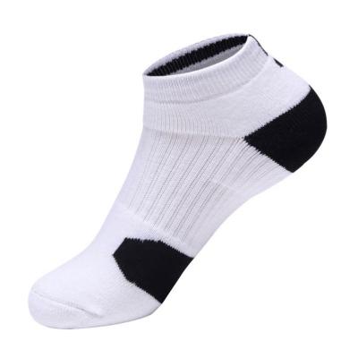 China Breathable Mens Grip Athletic Sports Crew Socks Anti Slip Mens Tennis Socks for sale