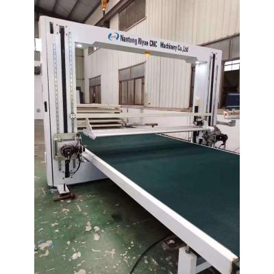 China Professional Factory Equipment Sponge Mattress Cutting Machine Foam Shaped CNC Cutting Machine Te koop