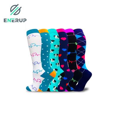 Chine Les chaussettes de compression pour des femmes des hommes 20-30 chaussettes médicales de compression de mmHg pour des sports soigne les chaussettes sportives à vendre