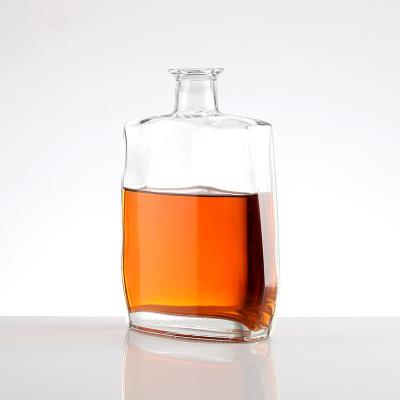 China Custom Luxus Wein Whisky Wodka Tequila Quadrat Glasflasche mit Heißstempel und Kork zu verkaufen