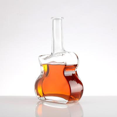 China Anpassen Sie Sie die Dichtung Typ 750ml Glasflasche mit Geigen Gitarre Form Design zu verkaufen